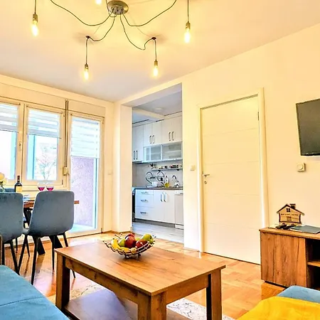 Spacious & Attractive 600m-7minuta Hoda Od Centra, Mogucnost Za Parking-apartmani-nsmilos Apartment